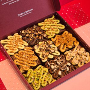 Caja de 9 brownies artesanales con toppings variados presentada en caja de regalo de Pepa Brown
