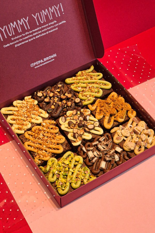 Caja de 9 brownies artesanales con toppings variados presentada en caja de regalo de Pepa Brown