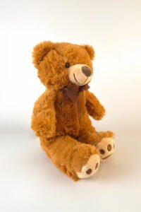 Peluche marrón con lazo bronce, complemento ideal para cajas de brownies de regalo Pepa Brown.